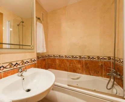 Bañera de hidromasaje privada en el baño de este apartamento de tres dormitorios.