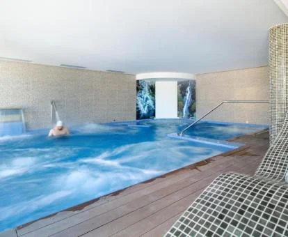 Una persona disfrutando de la piscina de hidroterapia del spa.