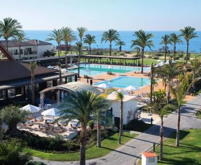 Vista aérea de este hotel con encanto con amplias zonas exteriores y vistas al mar.