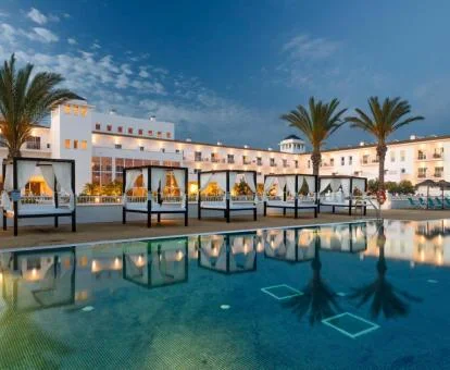 Edificio de este hotel solo para adultos con una gran piscina al aire libre.