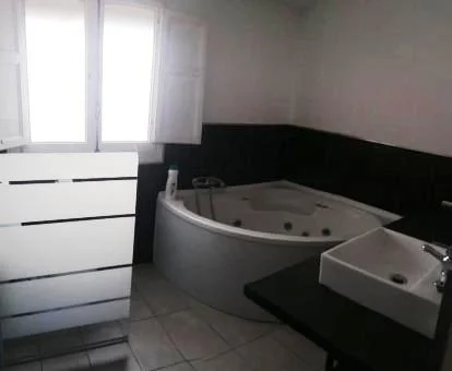 Baño con bañera de hidromasaje privada de este apartamento de dos dormitorios.