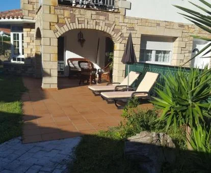 Zona exterior con terraza, jardín y solarium de este hotel romántico.