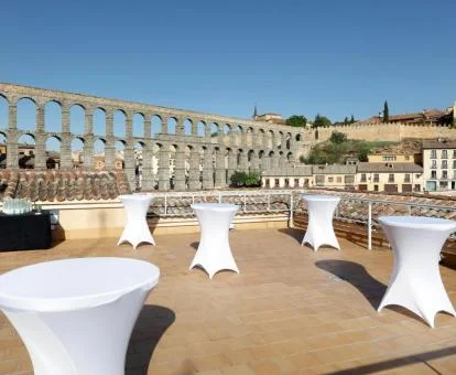 Acogedora terraza de este hotel con vistas panorámicas al Acueducto de Sevilla.