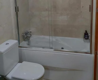 Bañera de hidromasaje en el baño de este apartamento independiente.