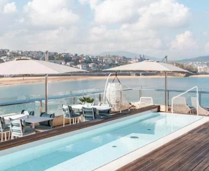 Maravillosa terraza con piscina, mobiliario y hermosas vistas de este hotel boutique.