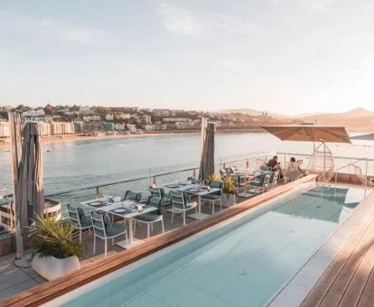 Terraza con piscina exterior y espectaculares vistas de este hotel con encanto.