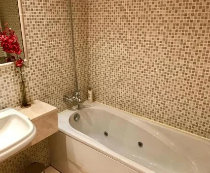 Baño con bañera de hidromasaje privada de este apartamento independiente.