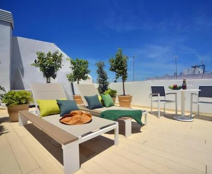 Terraza privada con solarium de uno de los apartamentos de este establecimiento.