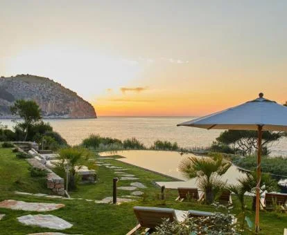 Zonas exteriores de este hotel romántico con preciosas vistas al mar.