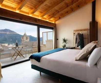 Hermosa habitación superior con terraza y hermosas vistas de este hotel boutique.