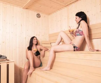 Pareja disfrutando de la sauna del spa.