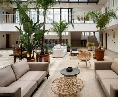 Uno de los luminosos espacios comunes de este hotel boutique.