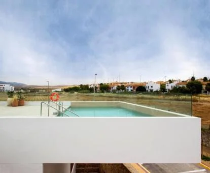 Preciosa piscina suspendida en el aire de este hotel romántico.