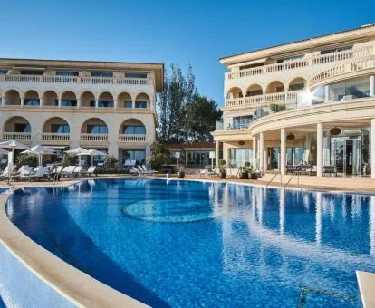 Precioso hotel con una gran piscina al aire libre y zonas exteriores.