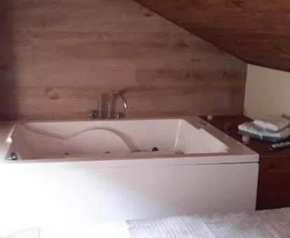 Bañera de hidromasaje privada de uno de los apartamentos de un dormitorio de este establecimiento.