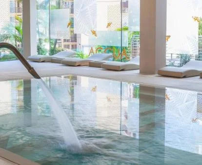 Piscina cubierta con elementos de hidroterapia del spa.