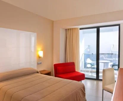 Una de las modernas habitaciones con terraza amueblada y vistas del hotel.