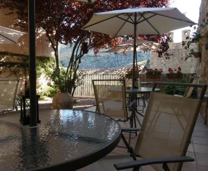 Terraza con mobiliario y vistas a las montañas que rodean el hotel.