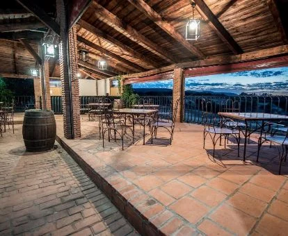 Espacio de uso compartido y un precioso estilo rústico con espectaculares vistas a la naturaleza que rodea este establecimiento rural.