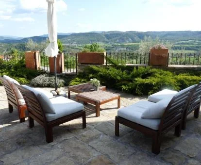 Terraza con mobiliario y vistas a la naturaleza de este coqueto hotel boutique.