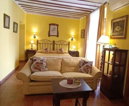 Una de las amplias habitaciones con zona de estar de este hotel tradicional.