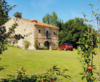 Edificio de piedra de este coqueto hotel rural ubicado en la naturaleza.
