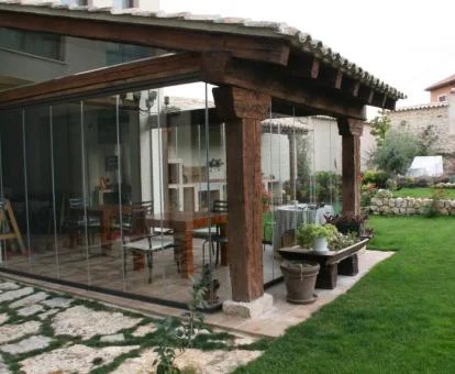 Zona exterior ajardinada con terraza cubierta de esta acogedora posada.