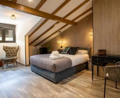 Una de las amplias habitaciones de elegante estilo de este hotel boutique.