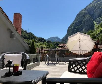 Agradable terraza con vistas a las montañas de esta coqueta posada.