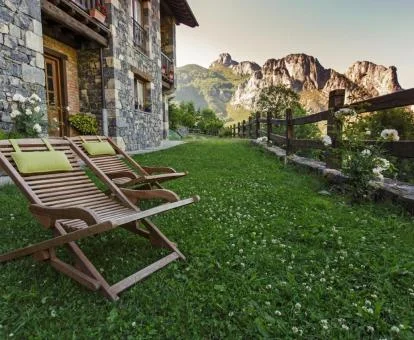 Terraza ajardinada con vistas a la naturaleza de este hotel con encanto.