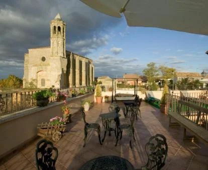Terraza con vistas y mobiliario exterior de este hotel con encanto.