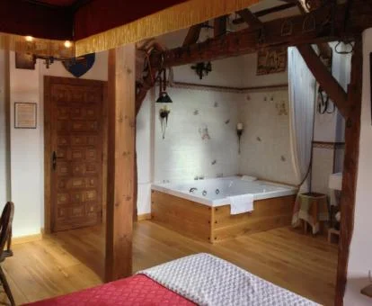 Una de las habitaciones con bañera de hidromasaje privada de este coqueto hotel rural.