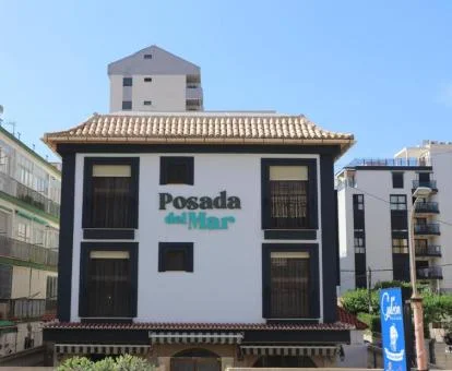 Edificio de esta acogedora posada muy cerca de la playa.