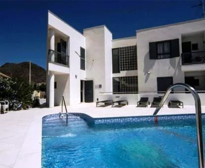 Edificio de este hotel solo para adultos con piscina.