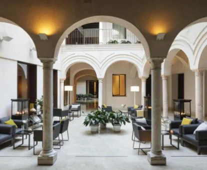Coqueto patio interior con mobiliario de este hotel elegante.