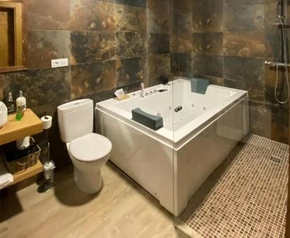 Fabuloso jacuzzi privado ene l baño de uno de los apartamentos de un dormitorio.