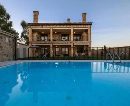 Bello edificio de este hotel romántico con piscina exterior.