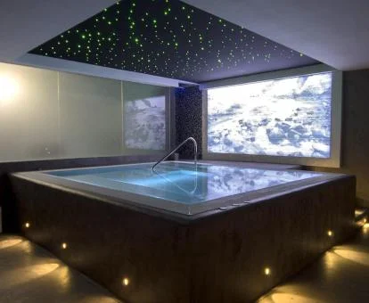 Zona de aguas del centro de bienestar del hotel.