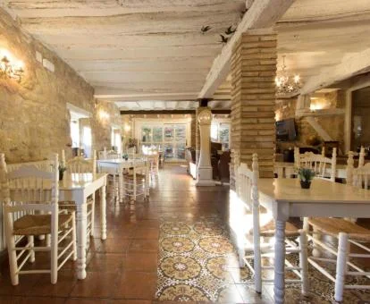 Comedor interior de esta coqueta posada con decoración histórica.