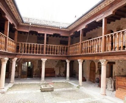 Patio interior de estilo tradicional con elementos rústicos de este acogedor hotel.