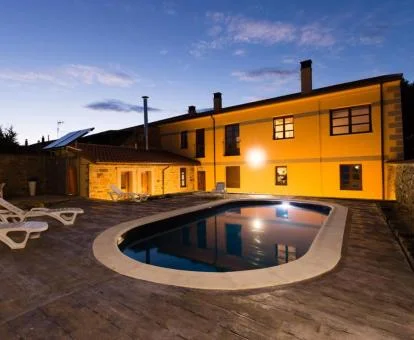 Hotel rural con amplia zona exterior, solarium y piscina al aire libre.