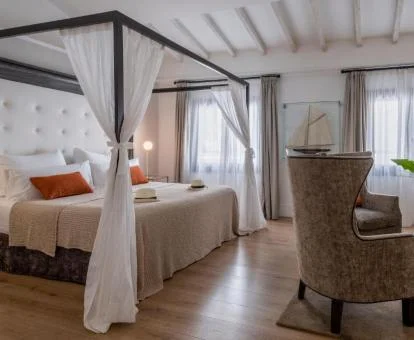 Una de las elegantes habitaciones con cama con dosel de este hotel boutique.