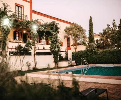 Edificio de esta acogedora posada rural con zona exterior y piscina.
