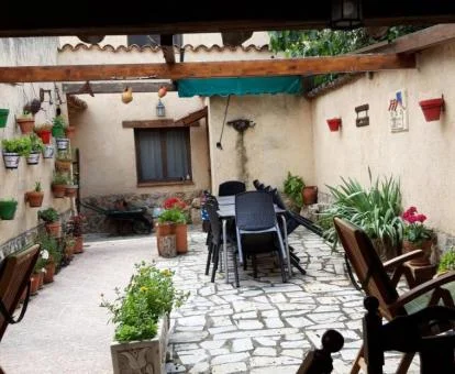 Agradale terraza con mobiliario de este acogedor hotel rural.