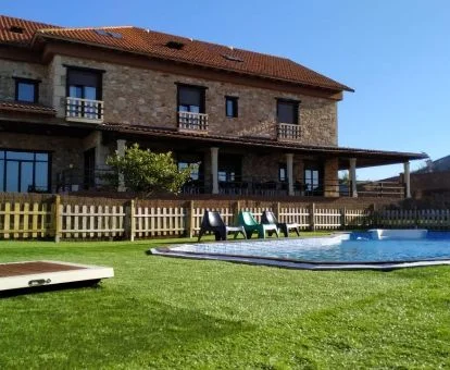 Edificio de este hermoso hotel rural con amplia zona exterior ajardinada y piscina.