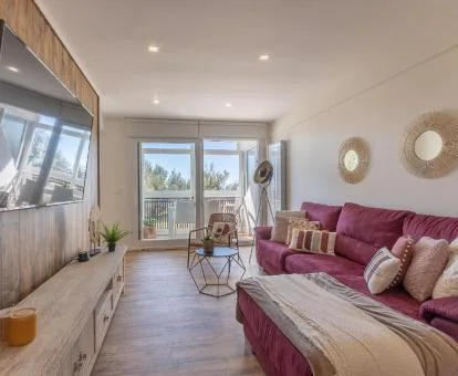 Precioso salón con grandes ventanales y mucha luminosidad de este apartamento con jacuzzi privado.