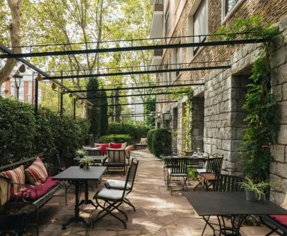 Agradable terraza con comedores y vegetación de este coqueto hotel boutique.