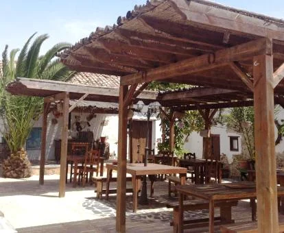 Zona exterior con mobiliario de este alojamiento rural.
