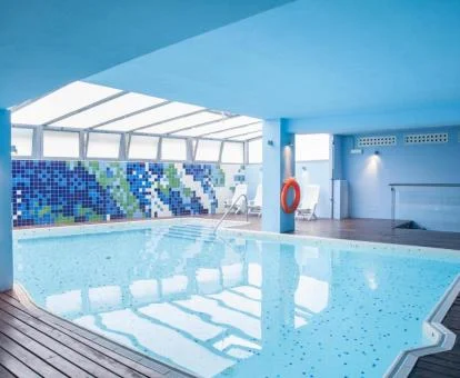 Piscina cubierta del centro de bienestar del hotel.