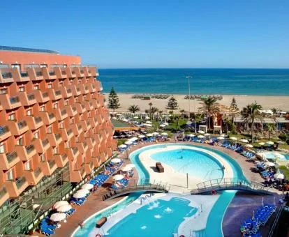 Edificio de este hotel romántico a pie de playa con piscinas exteriores.